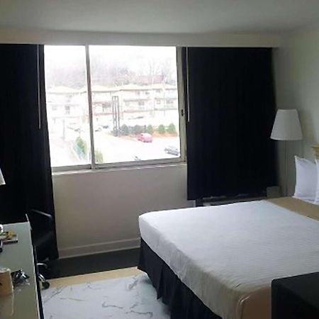 Ramada By Wyndham North Bergen Hotel Eksteriør billede