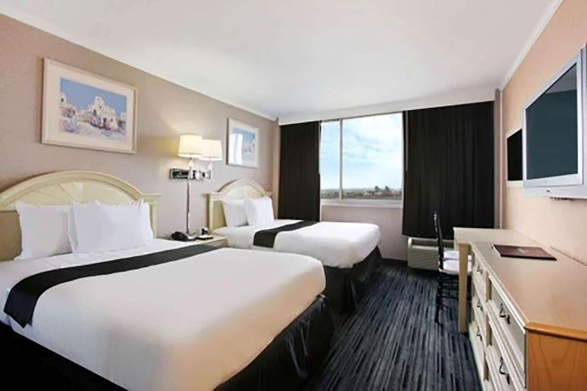 Ramada By Wyndham North Bergen Hotel Eksteriør billede