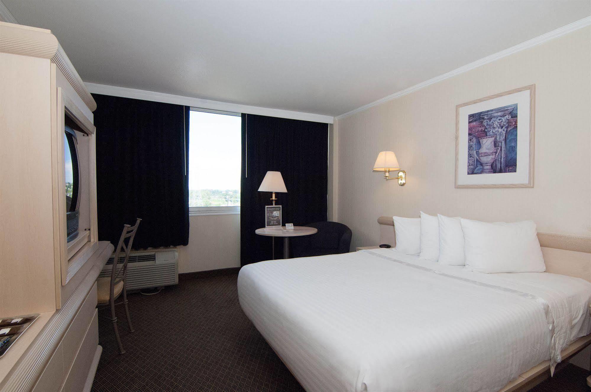 Ramada By Wyndham North Bergen Hotel Eksteriør billede
