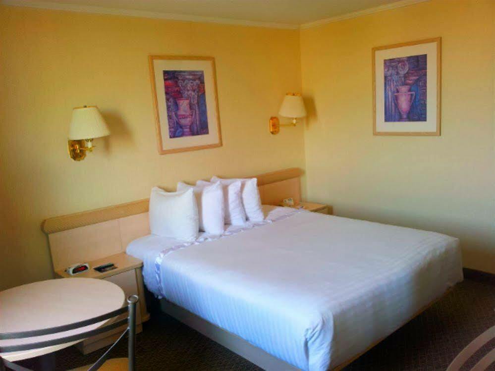 Ramada By Wyndham North Bergen Hotel Eksteriør billede